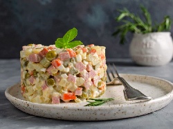 Руска салата / предястие с пушено пилешко месо (бутче), варени картофи, моркови, яйца и майонеза - снимка на рецептата Руска салата / предястие с пушено пилешко месо (бутче), варени картофи, моркови, яйца и майонеза - снимка на рецептата